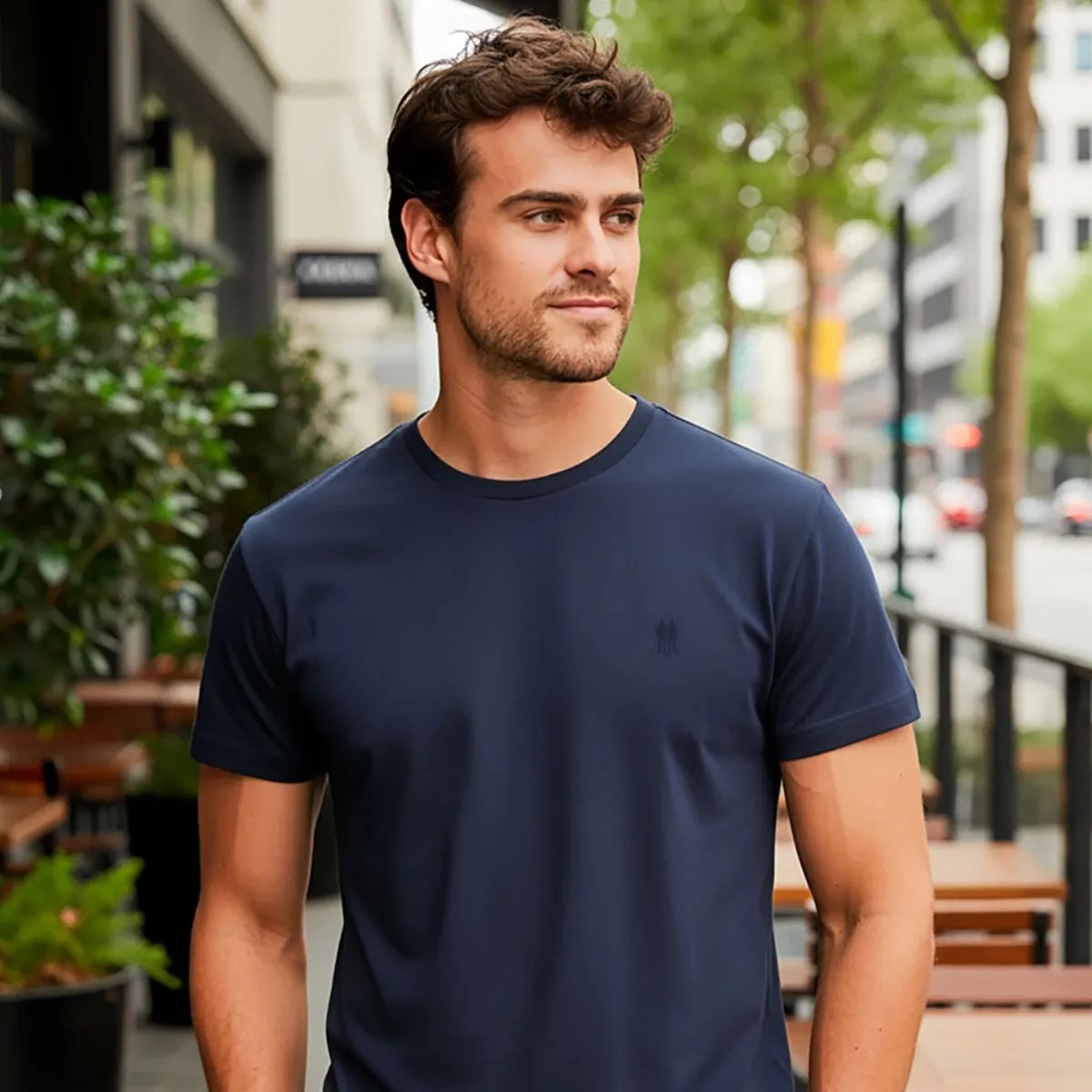 Modelo usando camiseta marinho